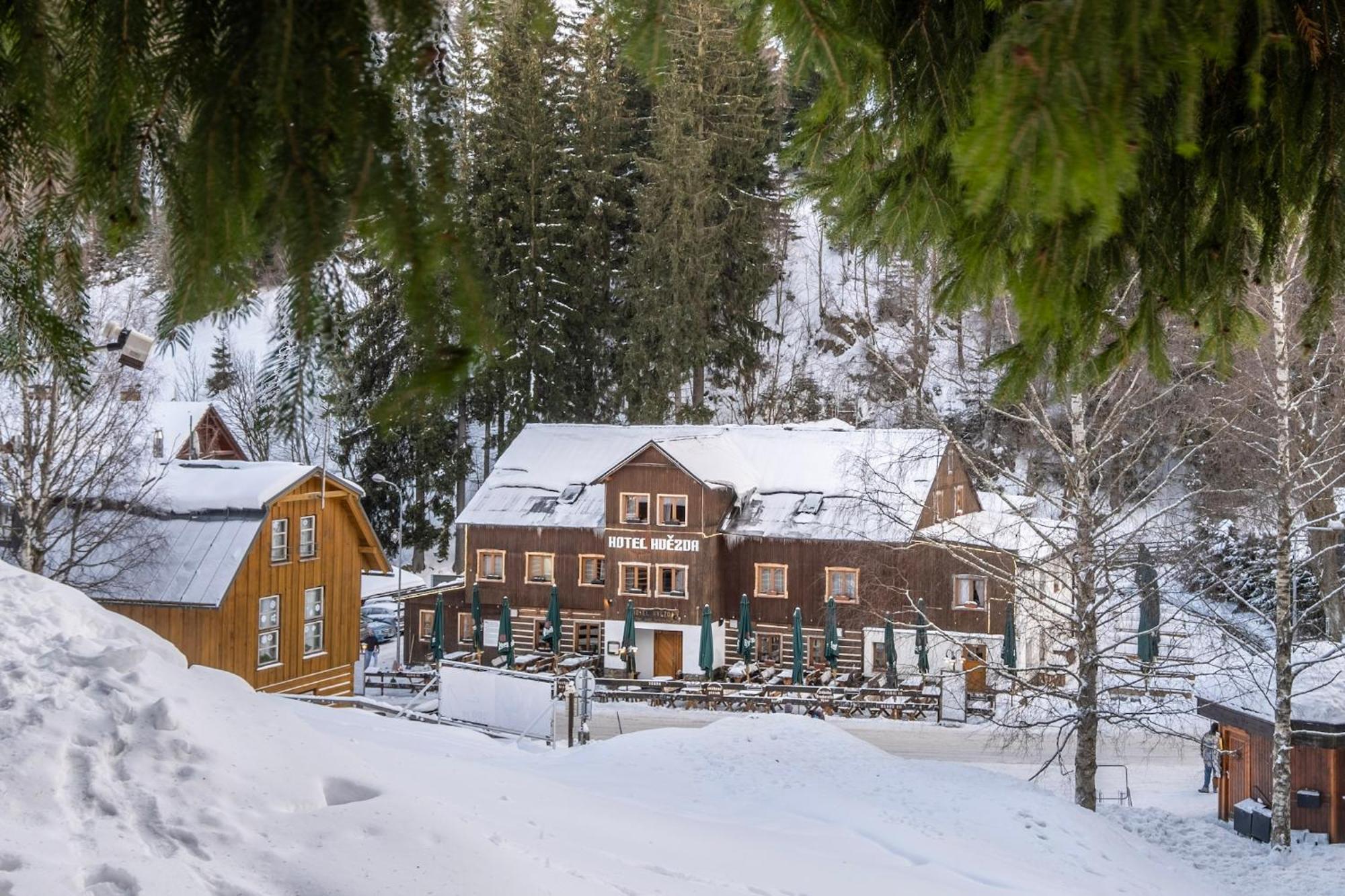 Hotel Hvezda Pec pod Sněžkou Kültér fotó