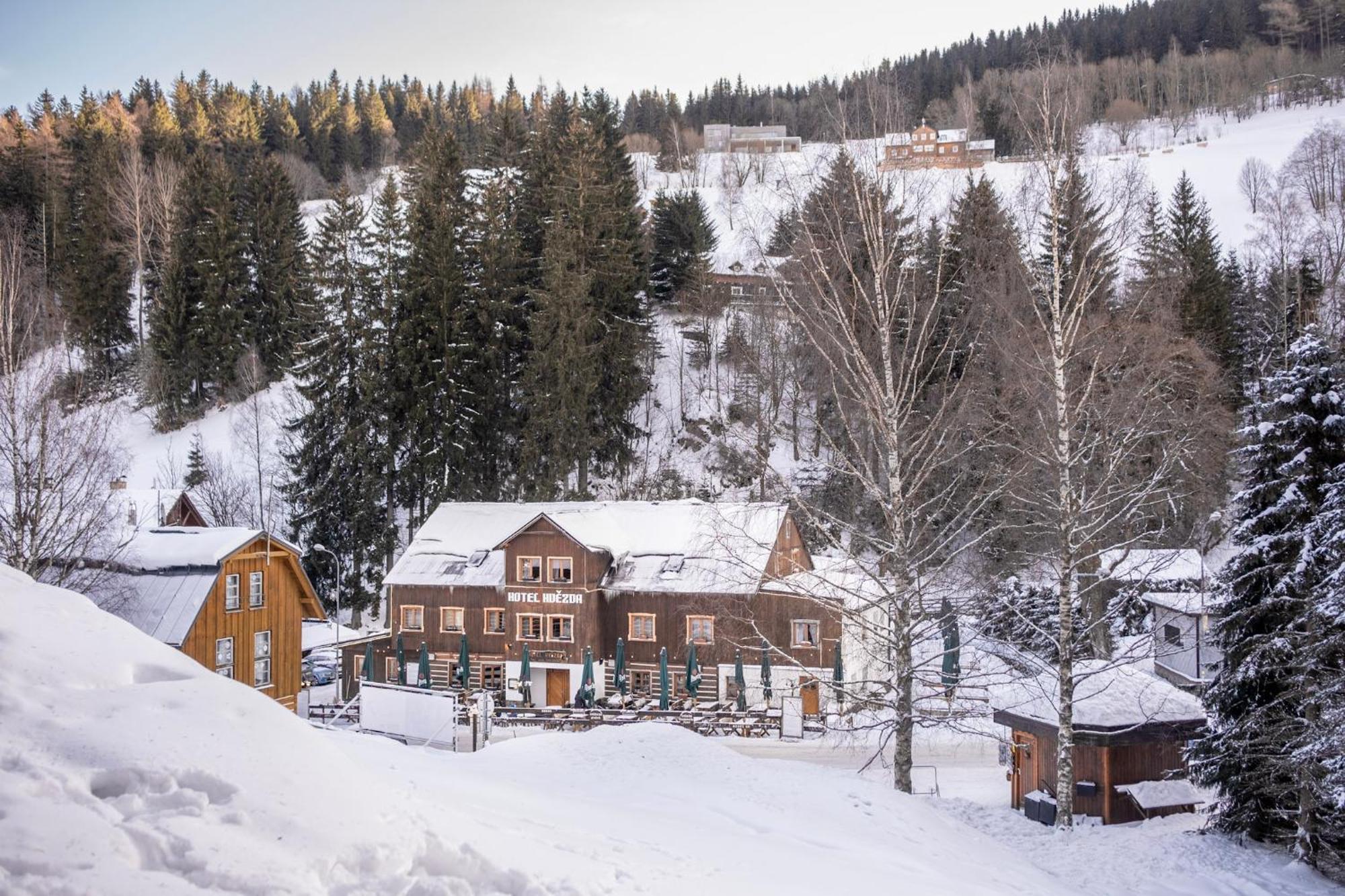 Hotel Hvezda Pec pod Sněžkou Kültér fotó